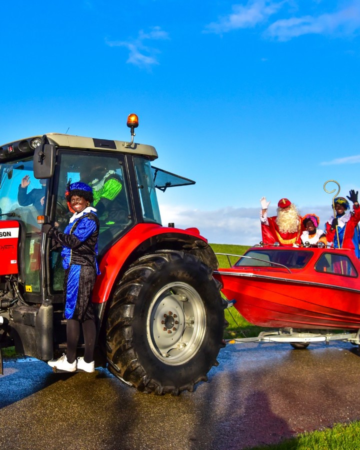 Sinterklaas vast met boot op het wad.