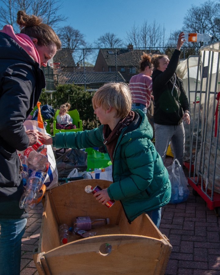 Kinderen sparen flessen voor nieuwe speeltoestellen