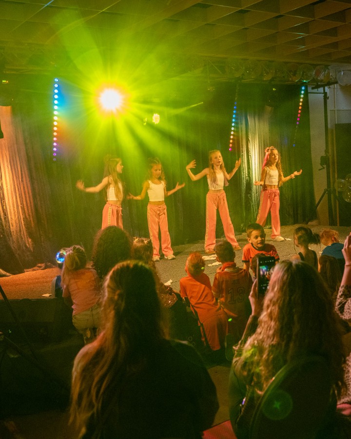 Enthousiaste deelnemers bij Kids Playbackshow