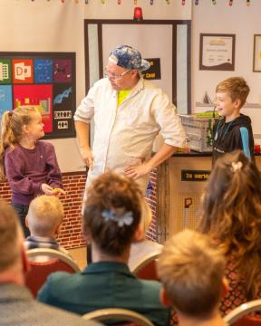 Open deur dienst met kindertheater