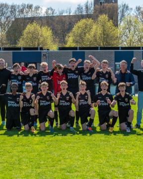 Ternaard/Holwerd JO15-1 bereikt finale KNVB-beker na knappe overwinning op Harkemase Boys
