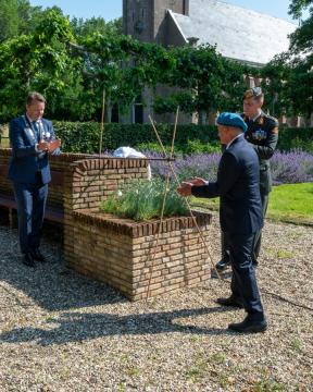 Eer aan de Veteranen, Anjerperkje onthuld in Ternaard