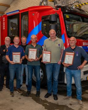 Jubilarissen van 25 en 45 jaar bij brandweer Ternaard