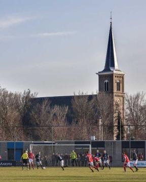 Voetbal: Ternaard en  Suameer houden elkaar in evenwicht.