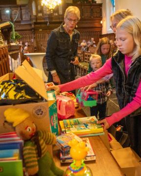 Kinderen zamelen speelgoed in voor de minimabank